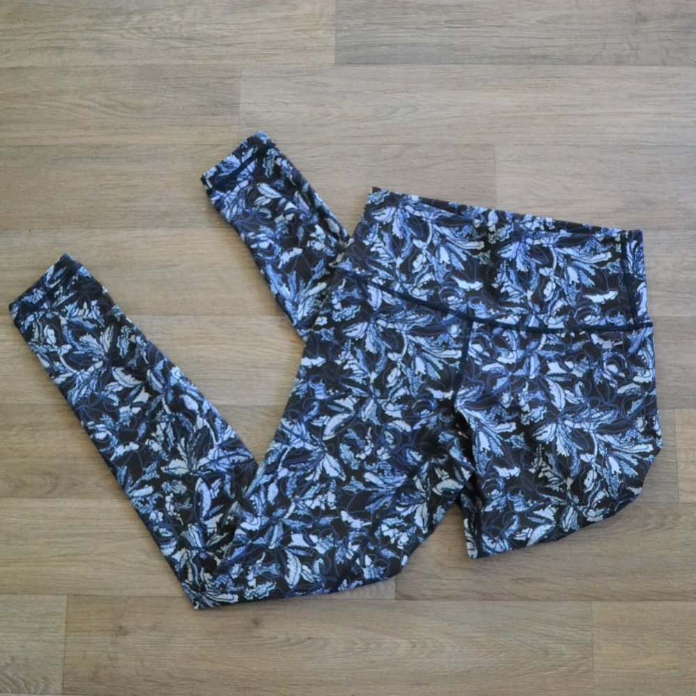 Lululemon Athletica Navy Floral Legging Size 6